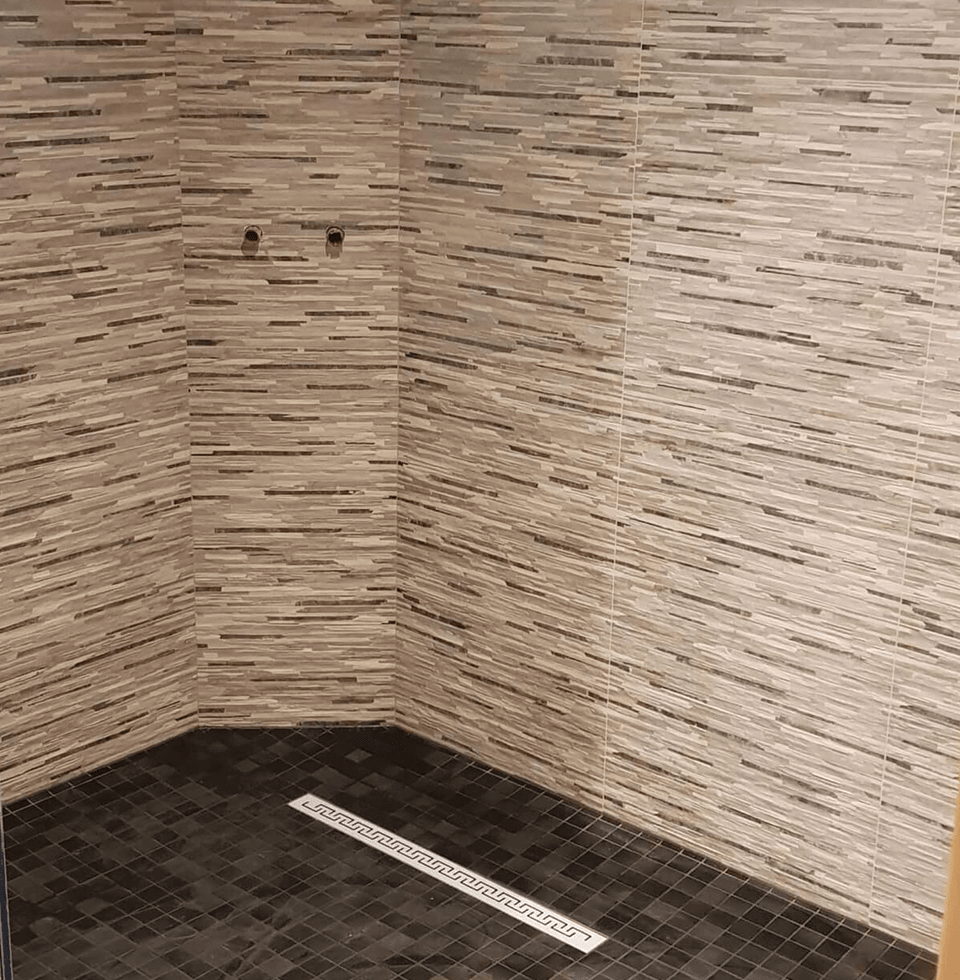 Pose de carrelage au mur effet pierre de parement et sol mosaïque Haguenau