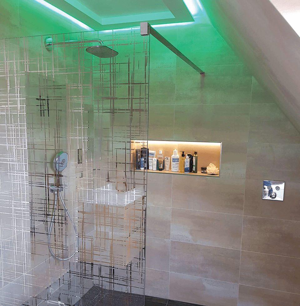Rénovation d'une douche à l'italienne avec faux plafond leds et niche à Hoerdt